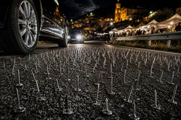 I chiodi disseminati sulla strada a Bivongi